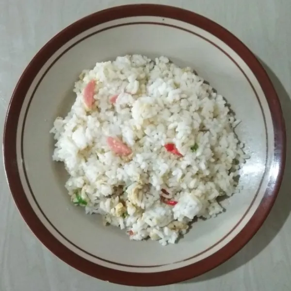 Siapkan piring saji. Tuang nasi goreng tempe ke dalam piring saji. Siap dihidangkan.