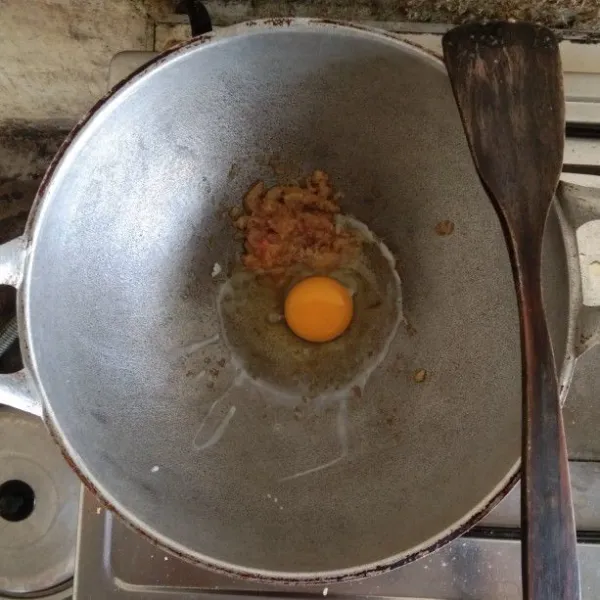 Tambahkan telur dan orak arik telur hingga  matang.