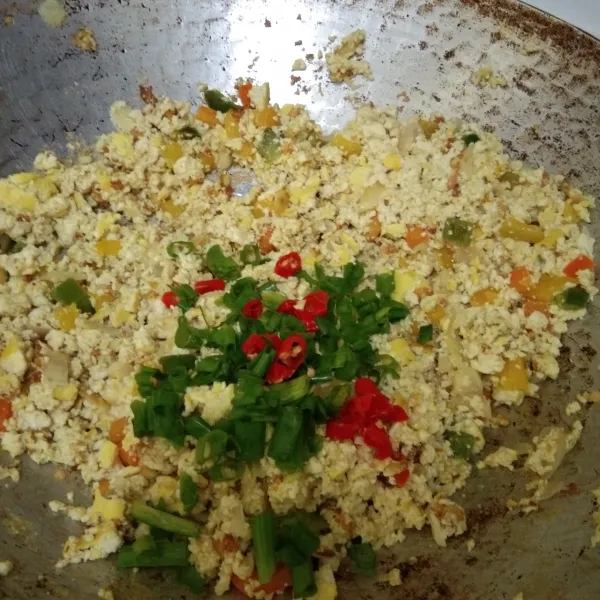 Tambahkan irisan bawang daun dan cabe rawit masak hingga kematangan yang diinginkan.