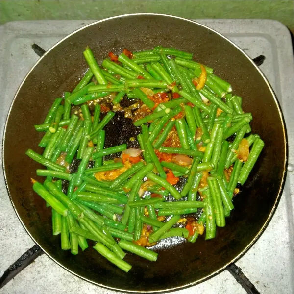 Masukkan kacang panjang, aduk rata.