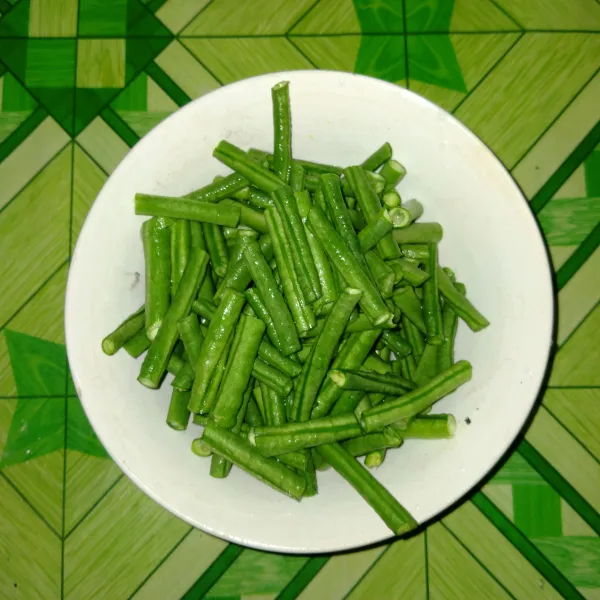 Iris kacang panjang lalu cuci hingga bersih.