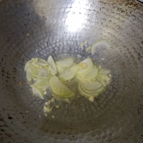 tumis bawang putih dan bawang bombay hingga harum sisihkan di pinggir wajan