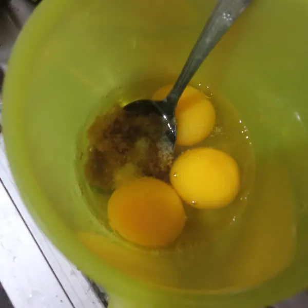 Siapkan wadah, kocok telur, garam, dan bumbu sop, kocok dengan sendok hingga tercampur rata