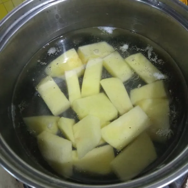 Kupas dan potong potong kentang, lalu rebus hingga empuk, angkat dan tiriskan