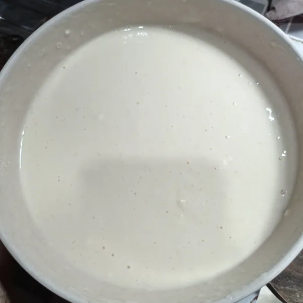 Campur semua bahan jadi satu kecuali soda kue, aduk sampai tidak bergerindil.