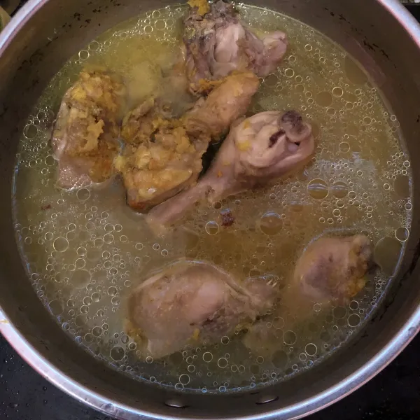 Masukkan ayam lalu beri air dan ungkep ayam hingga air menyusut.