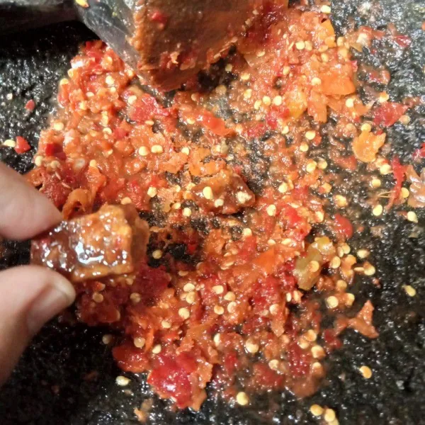 Tambahkan garam, gula merah dan kaldu jamur, ulek hingga tercampur rata.