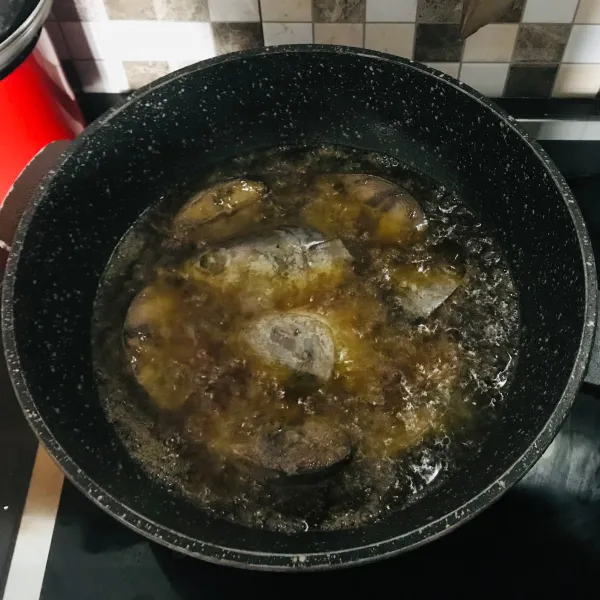 Goreng ikan hingga keemasan lalu tiriskan