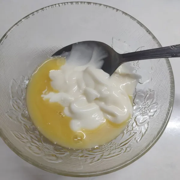 Saus mayonaise : campur mayonaise dan krimer kental manis, aduk sampai rata.
