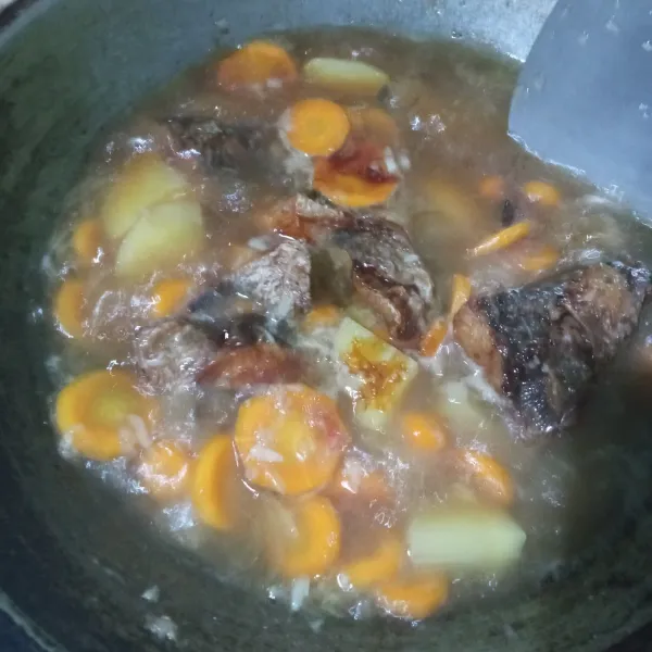 Tambahkan kecap, garam, dan penyedap. Koreksi rasa