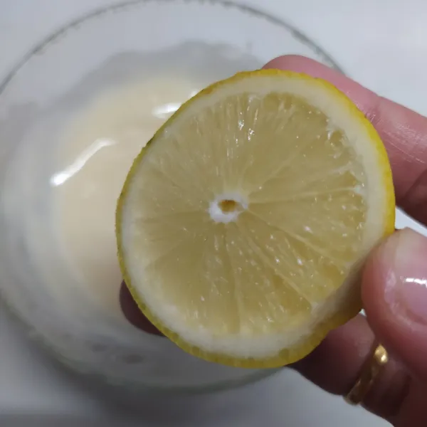 Beri perasan air jeruk lemon.