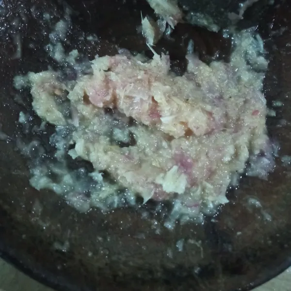 Haluskan semua bahan bumbu