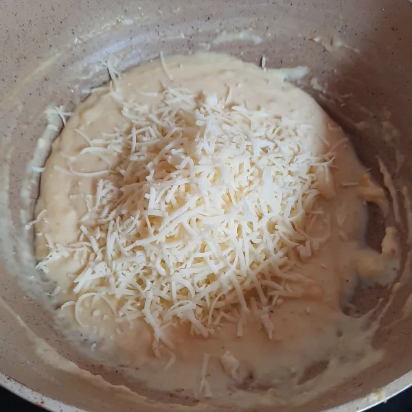 Tambahkan keju cheddar parut. Aduk rata. Masak hingga meletup. Angkat.