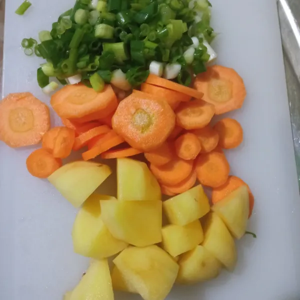 Potong kentang, wortel dan daun bawang