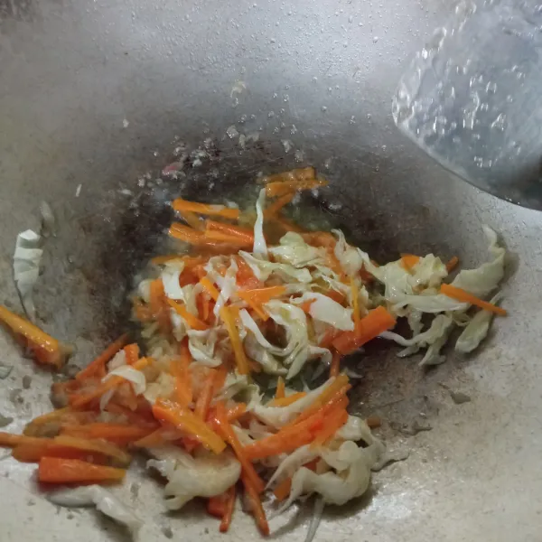 Tumis bumbu halus hingga harum, lalu masukan wortel dan kol, masak hingga layu, tambahkan sedikit air jika perlu.