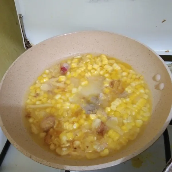 Panaskan margarin tumis bawang putih dan bawang merah hingga harum, masukan pipilan jagung aduk rata, tambahkan air, garam, merica bubuk, kaldu jamur dan gula pasir