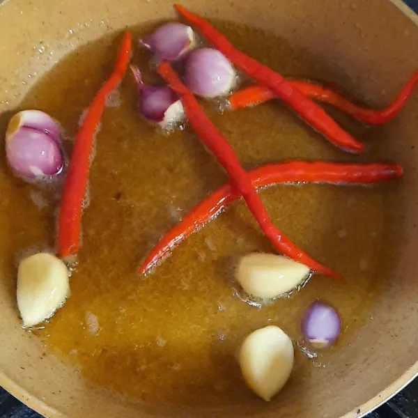 Goreng bawang merah, bawang putih dan cabai dengan minyak bekas menggoreng belut. Angkat.