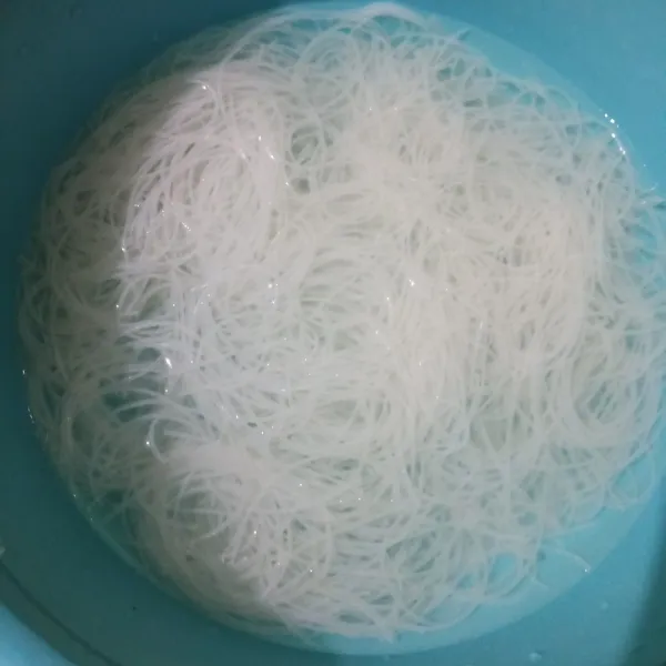 Rendam soun dengan air panas hingga teksturnya melunak