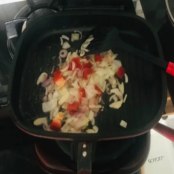 kemudian tumis bumbu hingga layu dan wangi.