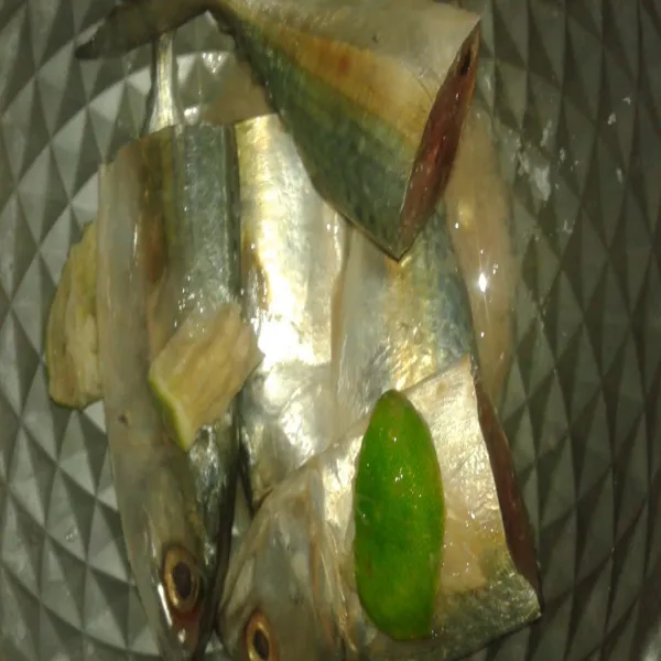 Baluri ikan kembung dengan sedikit garam dan perasan air jeruk nipis. Diamkan sebentar, lalu cuci bersih.