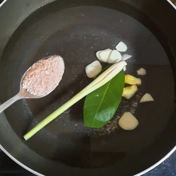 Tuang air dalam panci. Masukan serai, daun salam, bawang putih, jahe dan garam. Aduk.