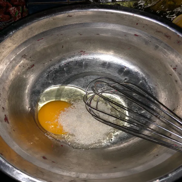 Kocok gula dan telur hingga gula larut dan masukan vanilla