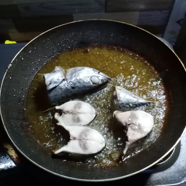 Goreng ikan tongkol hingga matang. Lalu sisihkan ikan.