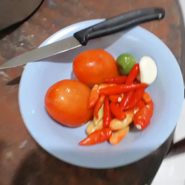 Cuci bersih cabai, tomat, bawang putih & jeruk limau.