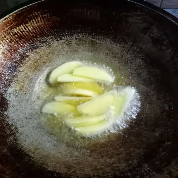 Goreng kentang hingga matang. Lalu sisihkan kentang goreng.