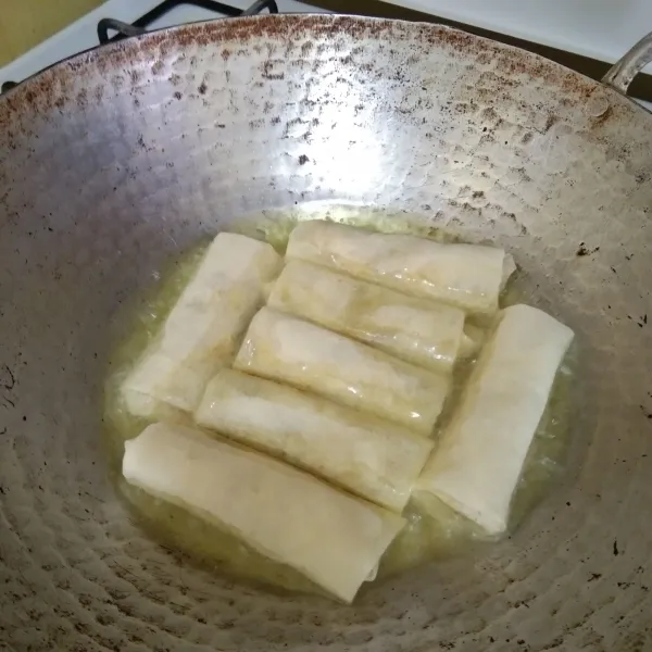 Goreng dengan api sedang hingga matang, tiriskan