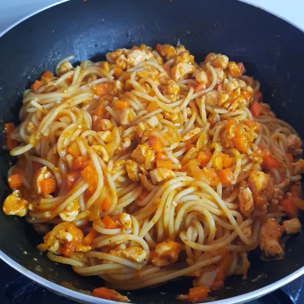 Tuang saus bolognese instan, aduk rata. Masukkan spaghetti yang sudah direbus matang. Aduk rata, angkat.