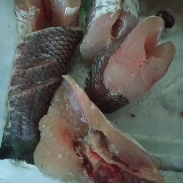 Ikan haruan yang sudah bersih dipotong dan dimarinasi dengan garam dan asam Jawa
