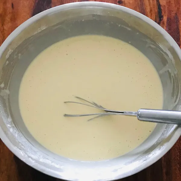 Tuang bubuk pancake ke dalam mangkok, tambahkan 2 butir telur aduk rata lalu tambahkan susu perlahan hingga semua bahan tercampur dan tambahkan 3 sendok minyak sayur.