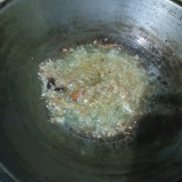 Lalu tumis hingga harum bersama kayu manis dan cengkeh