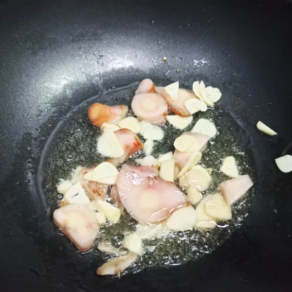 Masukan bawang putih hingga layu dan harum