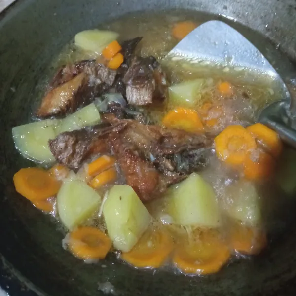 Masukan ikan haruan goreng, masak sebentar agar bumbu meresap