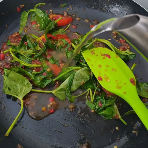 Masukan kangkung yang sudah dicuci bersih, aduk rata. Tambahkan sedikit air, masak sampai kangkung empuk dan bumbu meresap. Sajikan.