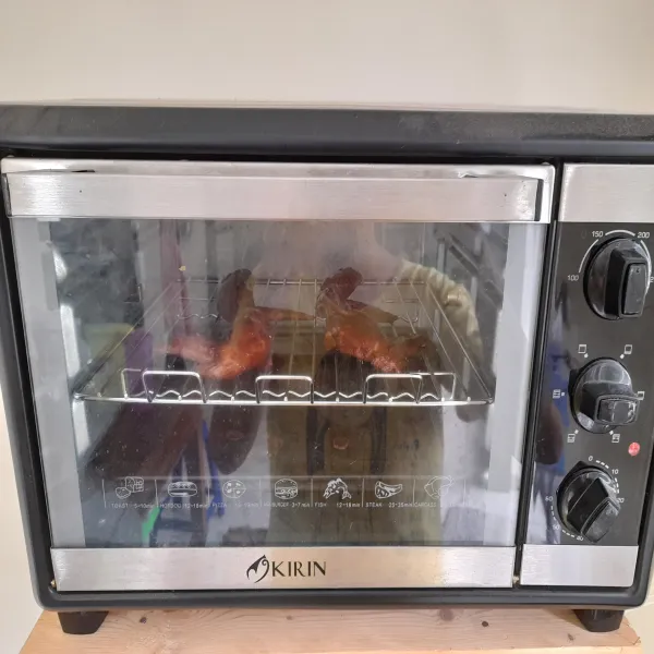 Panaskan oven terlebih dahulu di suhu 220°C, lalu panggang selama 10 menit, lalu turunkan suhu menjadi 180°C selama 5 menit, keluarkan dari oven dan sajikan selagi hangat