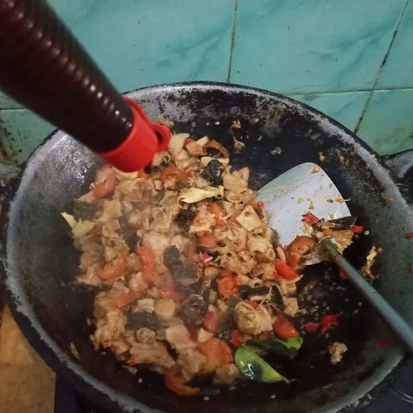 Terakhir tambahkan kecap manis dan saus tiram