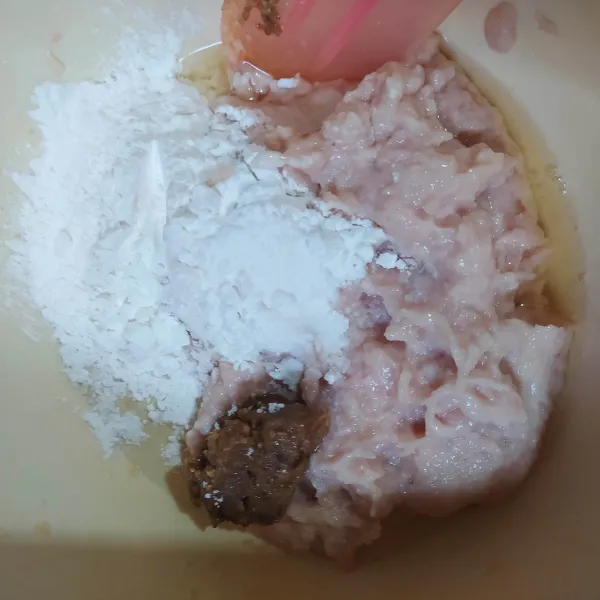 Campur tepung tapioka, baking powder, ayam dan jamur, putih telur dan bumbu halus.