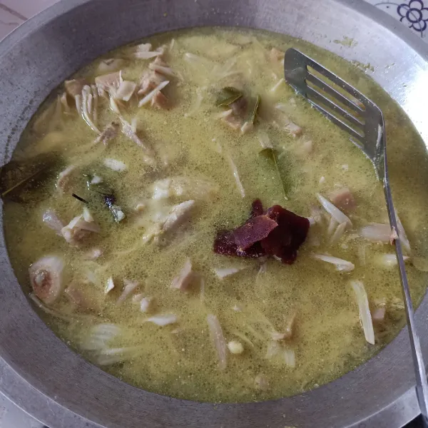 Tambahkan air, gula merah, garam dan kaldu bubuk, aduk rata dan masak sampai mendidih.