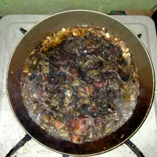 Masukkan cumi, aduk rata hingga setengah matang.