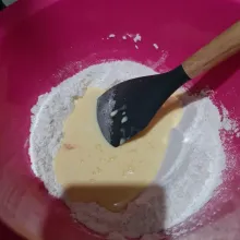 Buat lubang di tengah terigu. Masukkan bahan cair. Aduk rata.