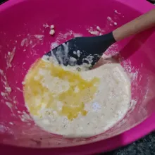 Tambahkan butter cair. Aduk rata.
