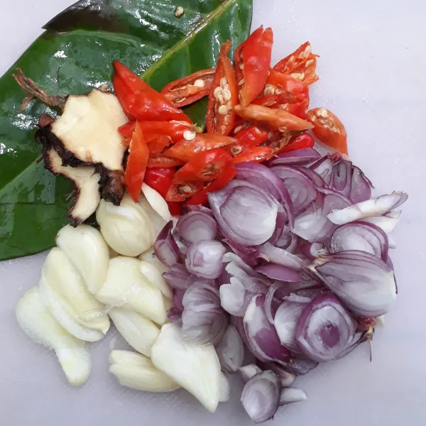 Bawang putih, bawang merah dan cabe diiris tipis.