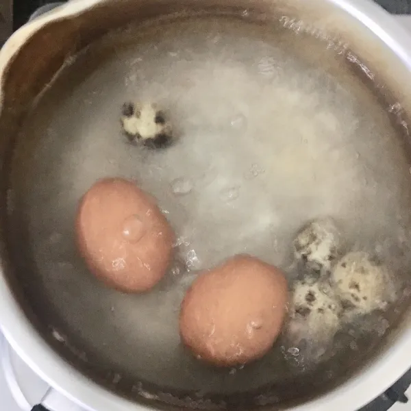 Didihkan air, tambahkan 1 sdm cuka (agar telur gampang dikupas). Rebus telur ayam, disini aku tambahin telur puyuh. Rebus 6 menit saja, jadi di dalamnya masih setengah matang. Rebus 10-15 menit jika mau matang sempurna.