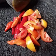 Potong-potong tomat, buang tangkai cabai.
