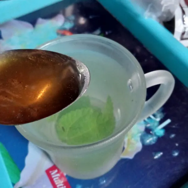 Masukkan madu dan aduk rata.