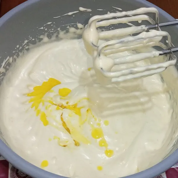 Masukkan butter leleh mixer sebentar saja.