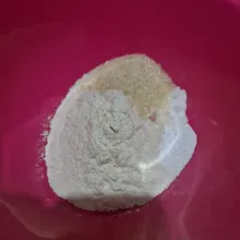 Tambahkan gula pasir, garam, vanili dan baking soda. Aduk rata.